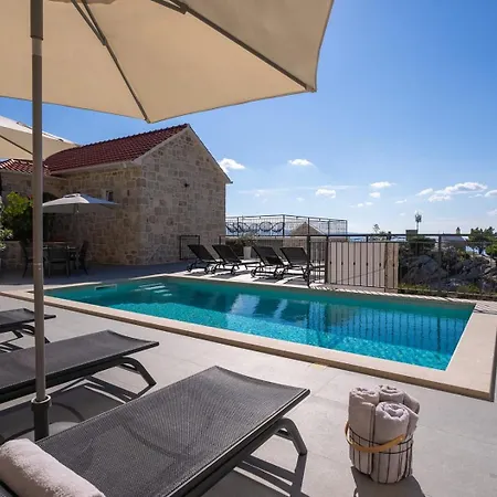 New! King With Private Pool With Hydromassage, 4 Bedrooms, 3km From Sea And Town Villa